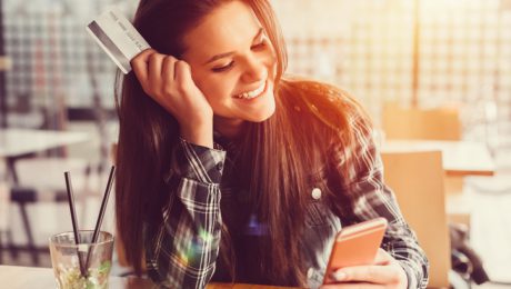 Young women in a cafe with credit card    +++++ Note for the inspector : Credit card is fake +++++