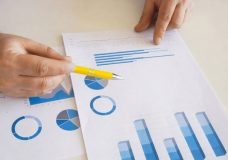 Asiakas ei maksa ajallaan? Näin luottovakuutus turvaa kassavirran — milloin se kannattaa, miten se toimii ja mitä se maksaa